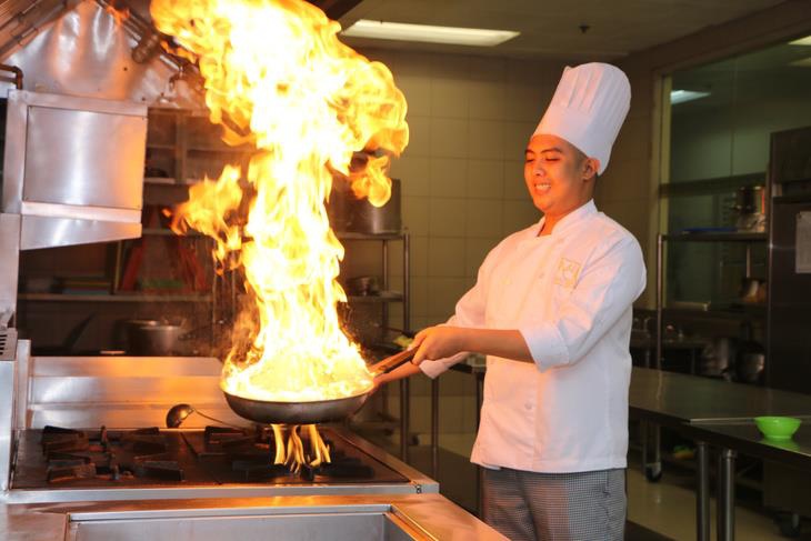 Tecnica di cottura durante una dimostrazione in cucina